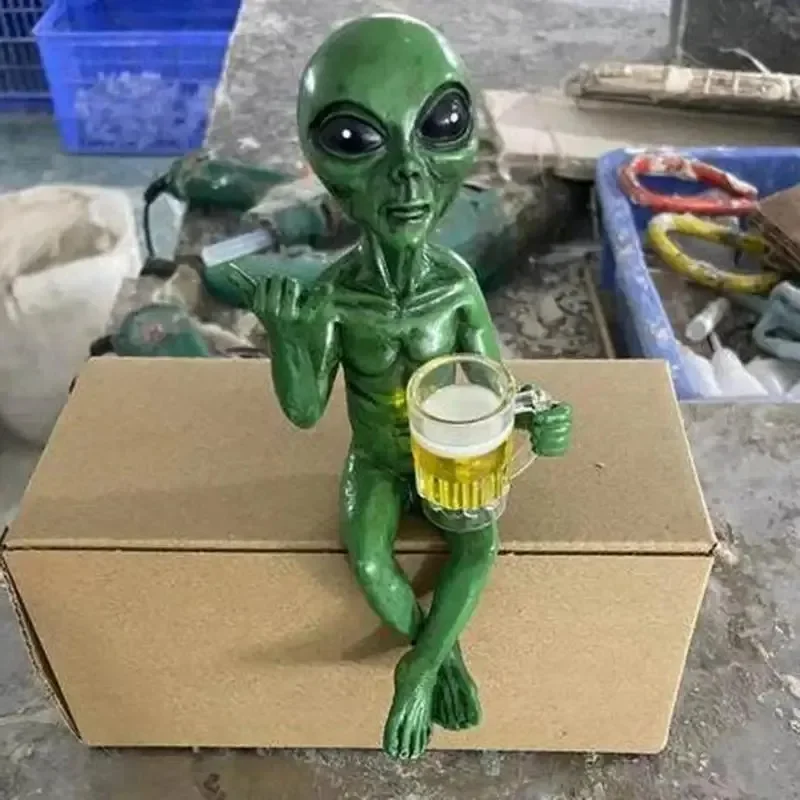 top quality funny alien statue sculpture garden landscaping yard art ornament resin beer drinking alien sculpture desktop