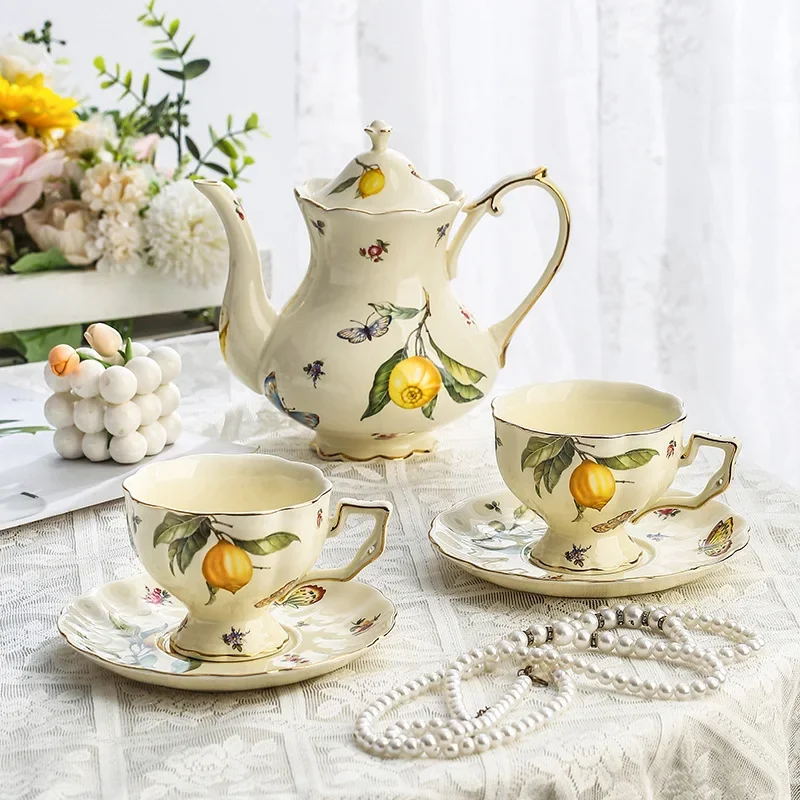 Juego de Taza y Platillo para Café con Limón, Tetera de Lujo Británica Pintada en Oro, Diseño Tania Bulhoes