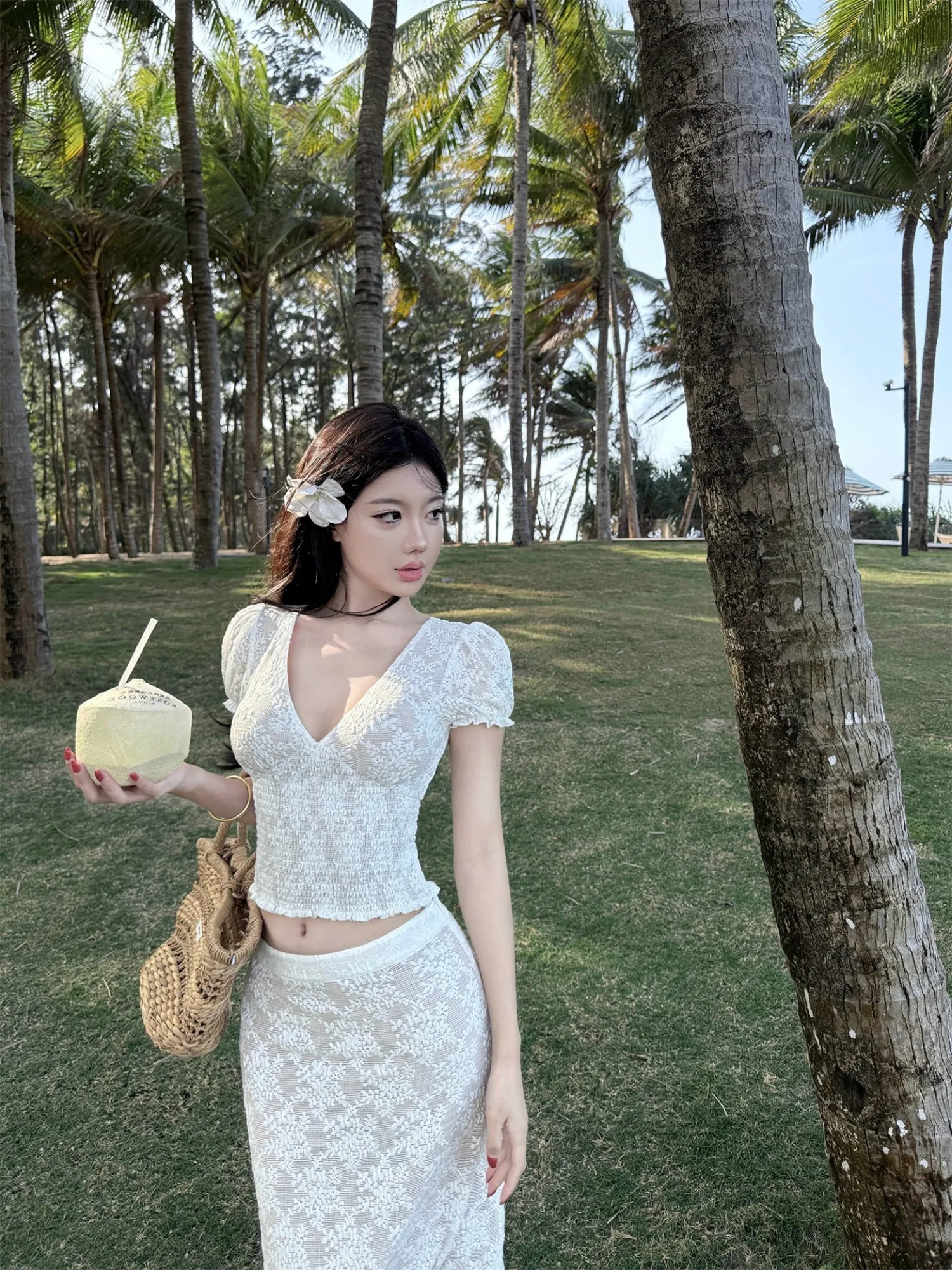 Elegante Conjunto de Dos Piezas para Mujer: Top de Encaje Blanco con Cuello en V y Falda Midi, Estilo Veraniego, Ajustado, Mo...