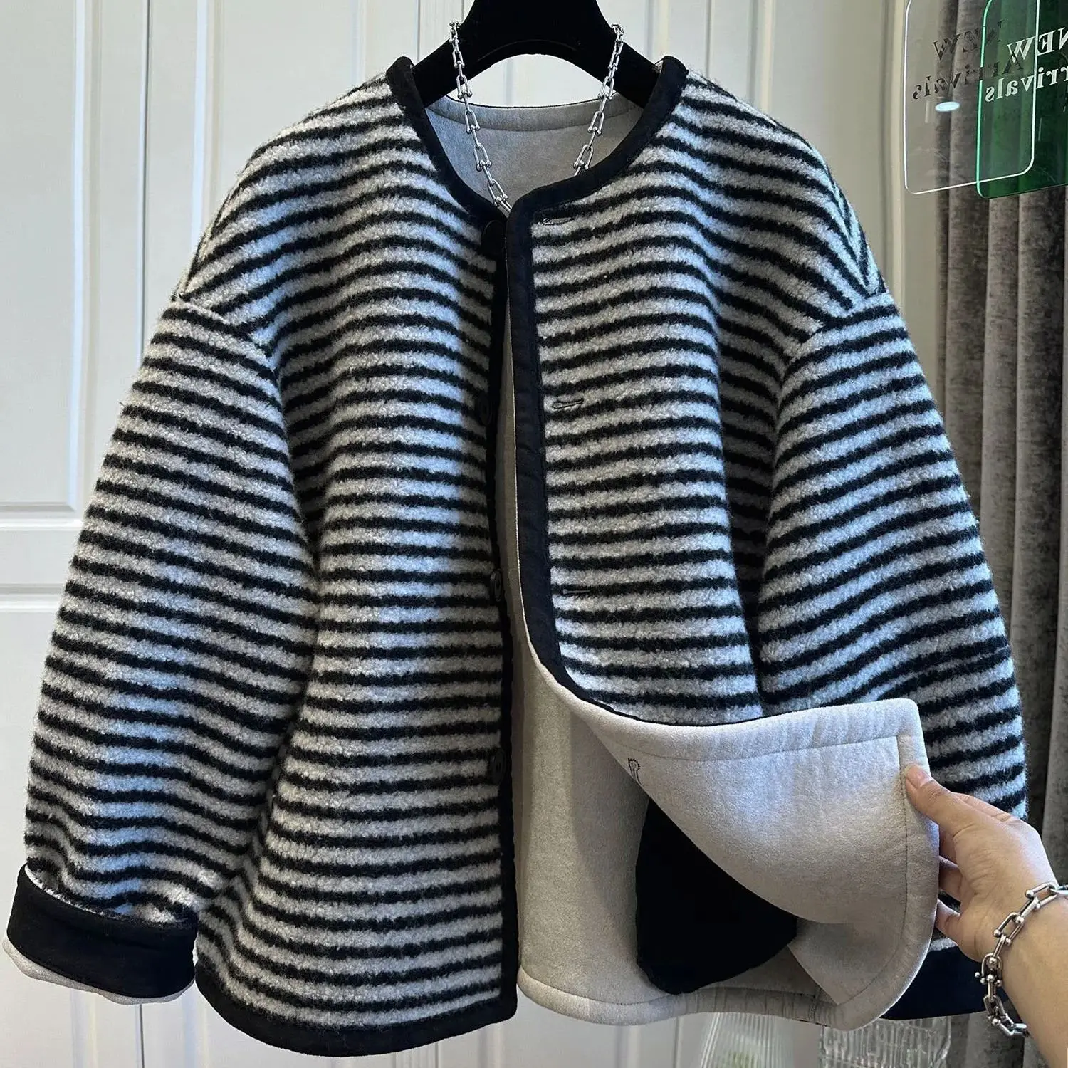 Abrigo a rayas de colores contrastantes para mujer estilo coreano Otoño Invierno abrigo suelto de lana de cordero con una hilera de botones Tops sueltos para mujer