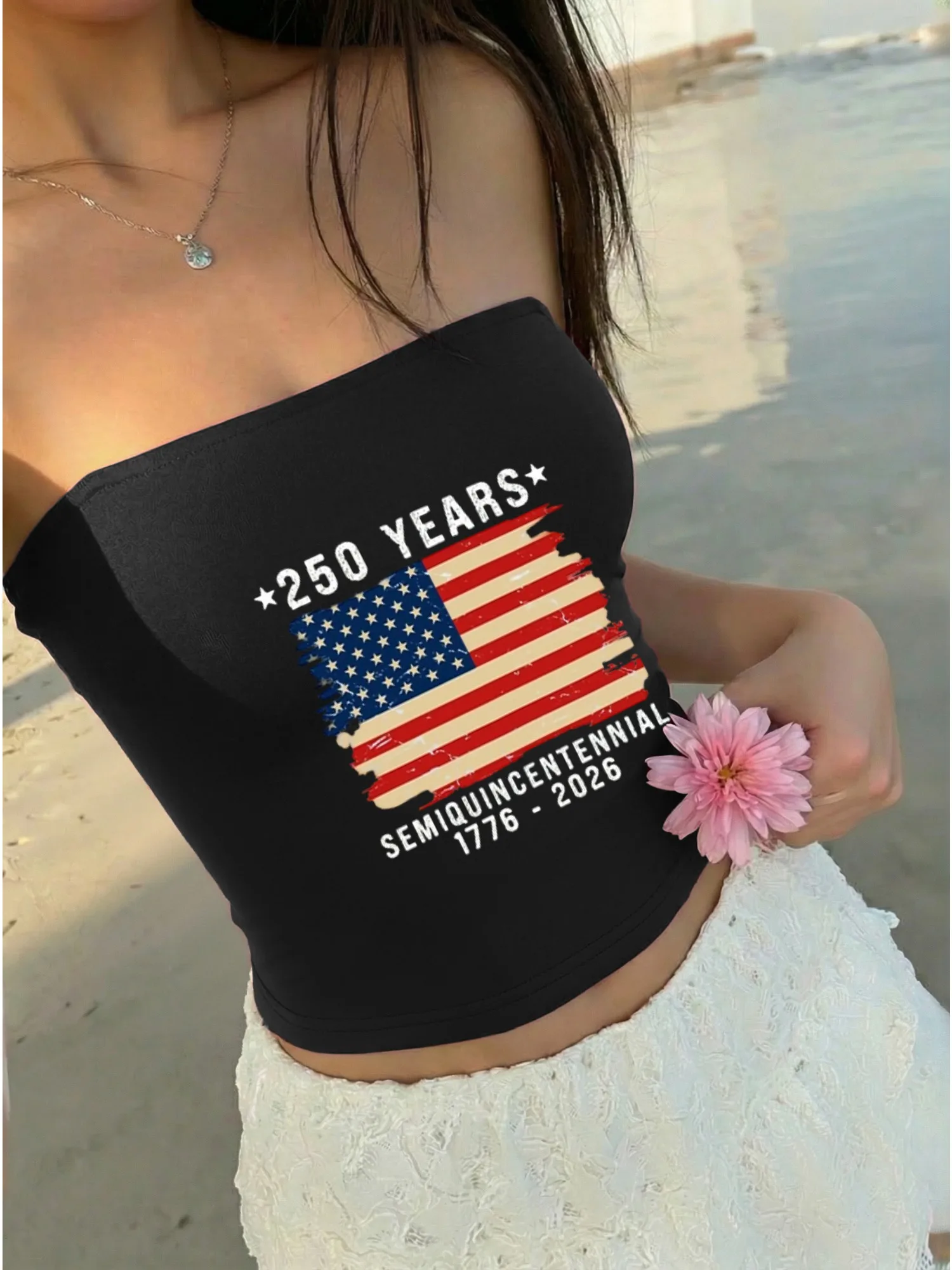 Colete Feminino Tomara que Caia Cropped com Estampa de Círculo, Estrela e Letras, Tema Patriótico 250 Anos da Independência Americana, Verão