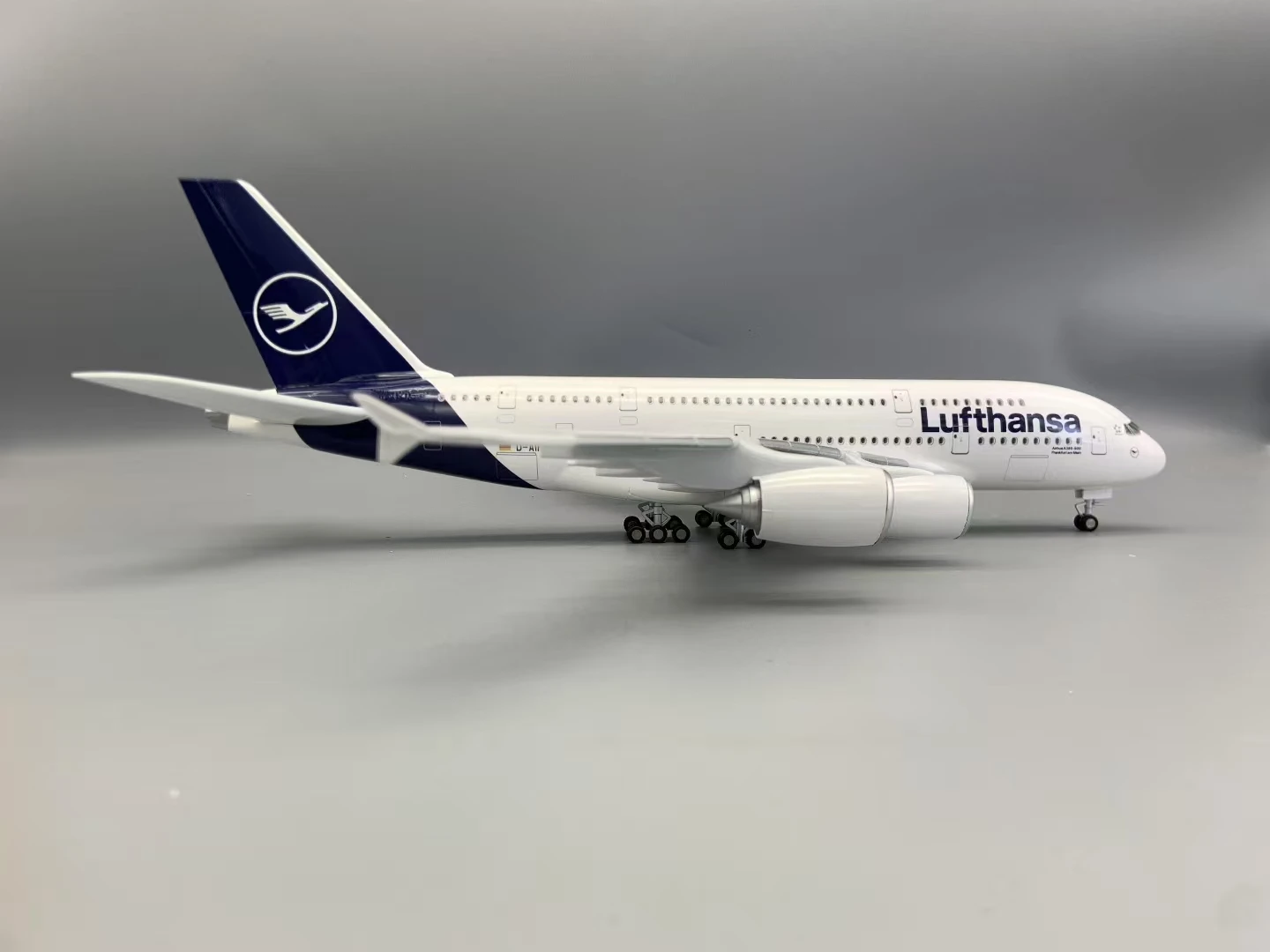

Новый тип литья под давлением модель Lufthansa A380 Airways с открывающейся дверью кабины, модель самолета с легкой коллекцией авиакомпании, дисплей