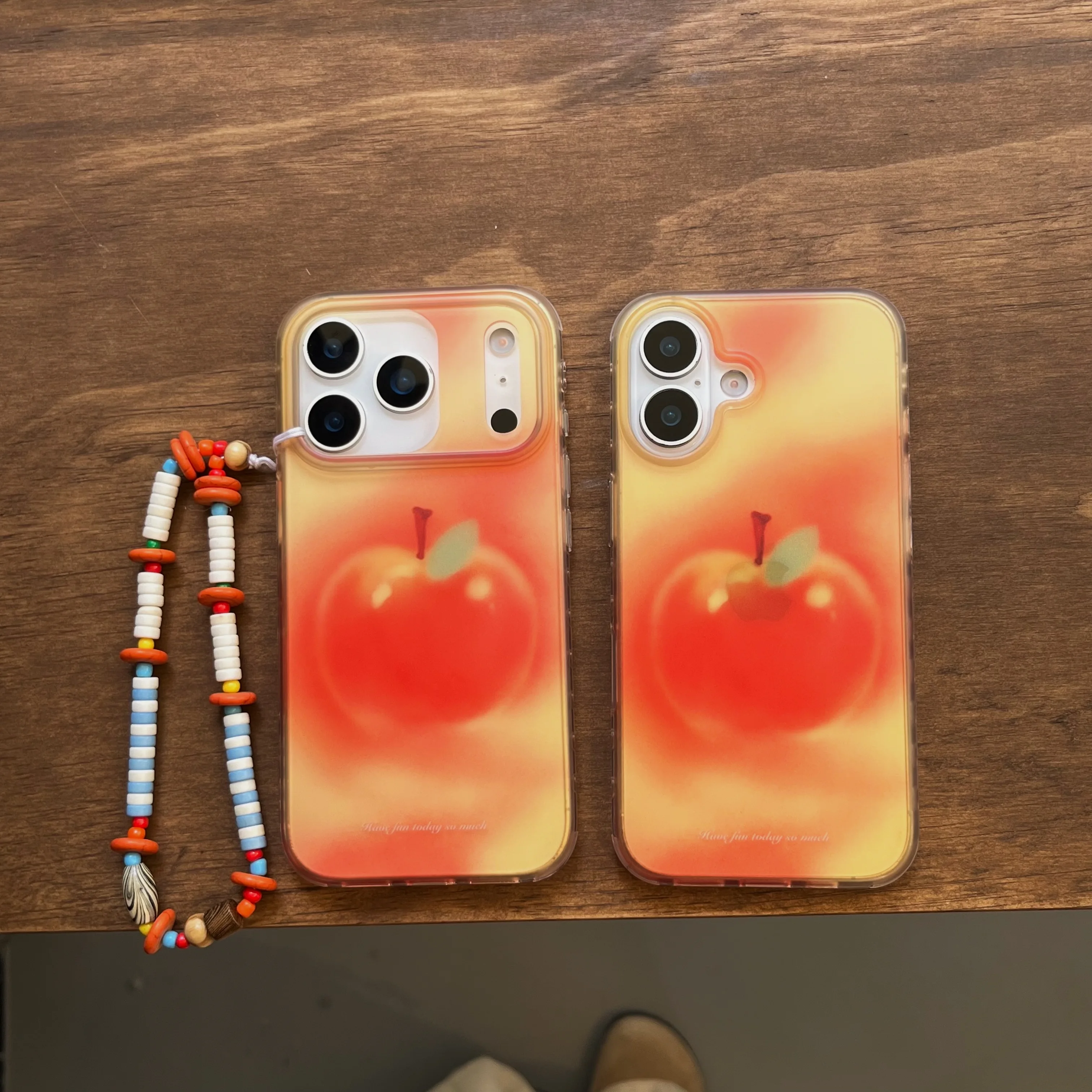 내구성 있는 레트로 그라데이션 사과 패턴 비즈 끈이 달린 아이폰 17 16 15 14 13 프로 맥스용 폰 케이스