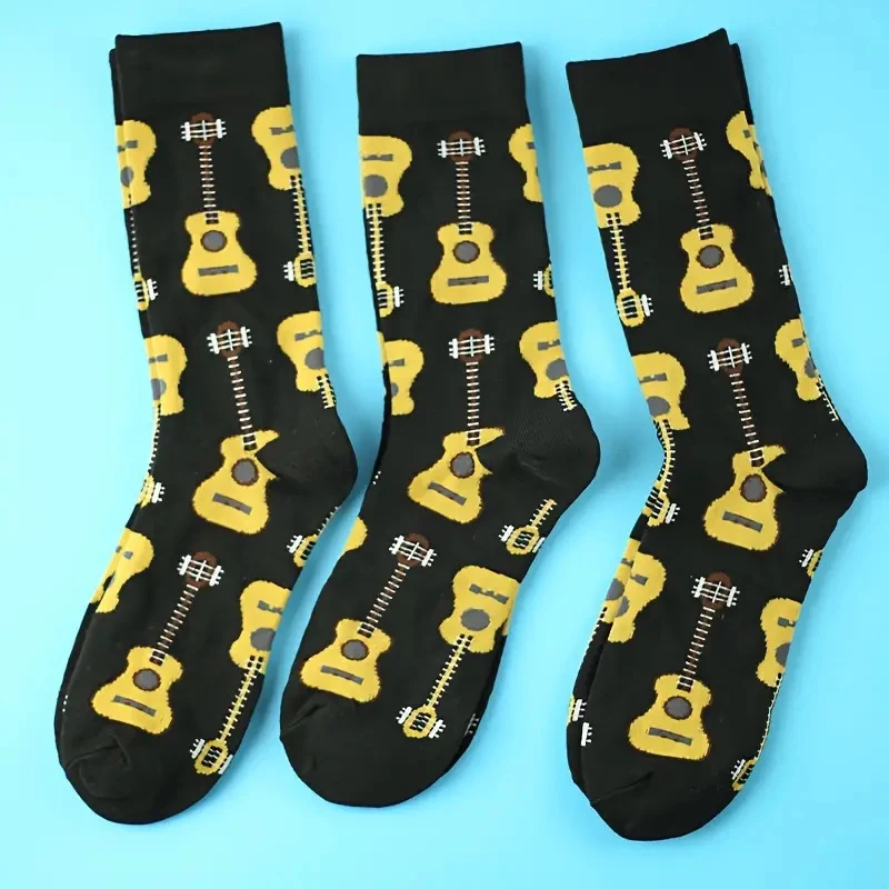 1 par de calcetines de tubo medio con estampado de guitarra para hombre, calcetines informales transpirables suaves y cómodos con cuello redondo y dibujos animados versátiles a la moda