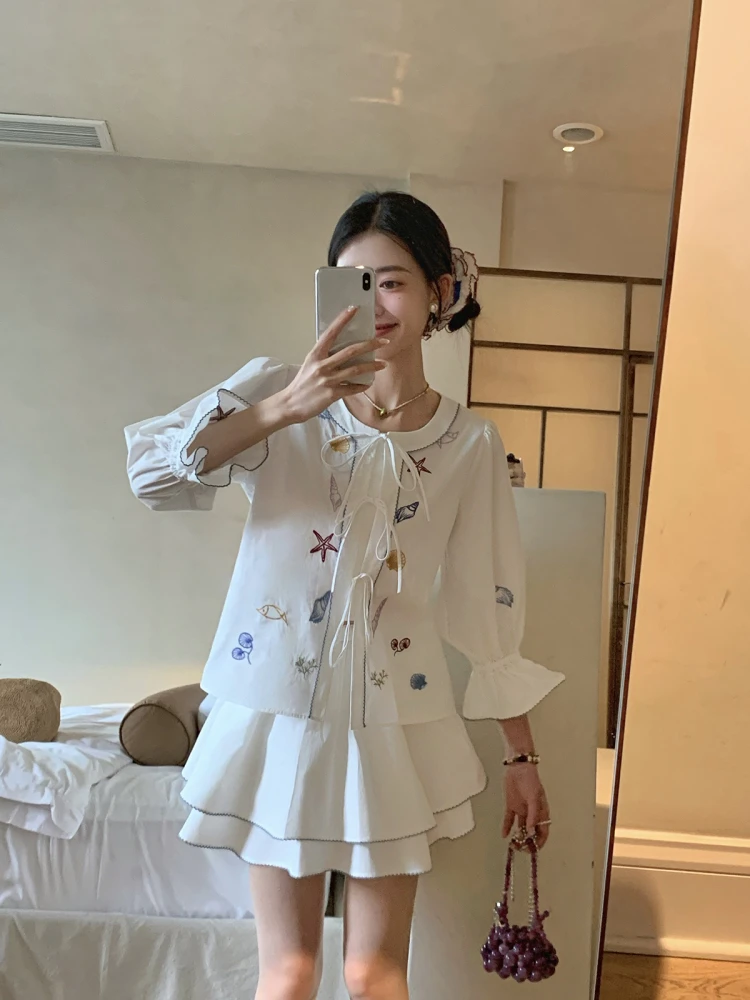 

Комплект из хлопка с вышивкой серии «Океан»: летний женский топ и юбка А-силуэта — модный женский костюм