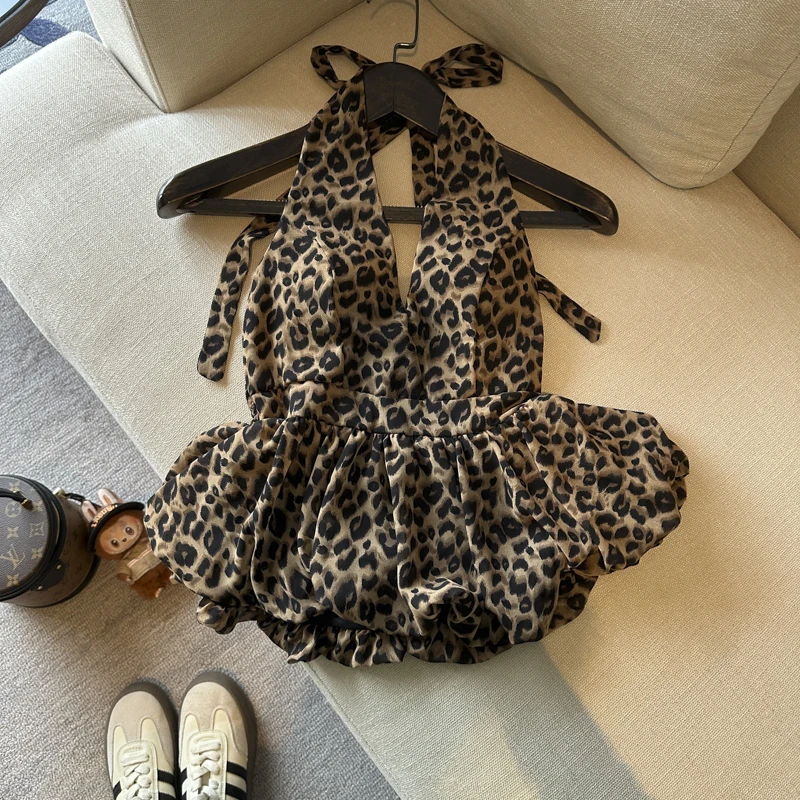 Top Cami Feminino de Verão com Decote Halter e Decote V Profundo, com Sutiã Embutido, Bainha Bufante, Peplum e Ombro a Ombro