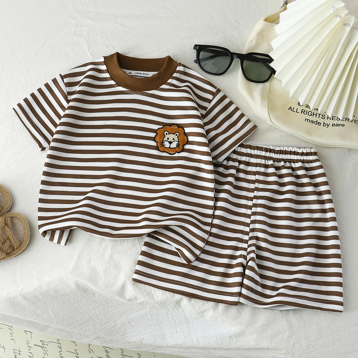 Neues koreanisches Kinder-Set für Jungen und Mädchen, Sommer-Set mit gestreiftem Rundhalsausschnitt, Revers, kurzen Ärmeln und Shorts, lässiges zweiteiliges Set – Detail 3