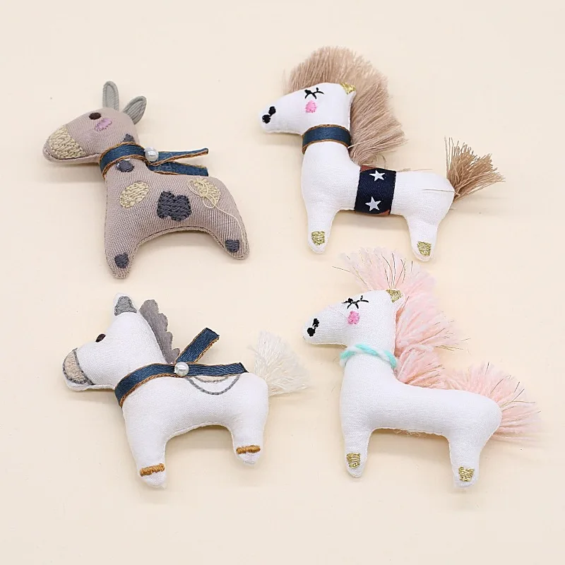 

Adorable Fabric Pony Brooch Hand Embroidered Plush Design Cute Lapel Pin for Women Girl Coat Backpack Decoration Non Damage Gift