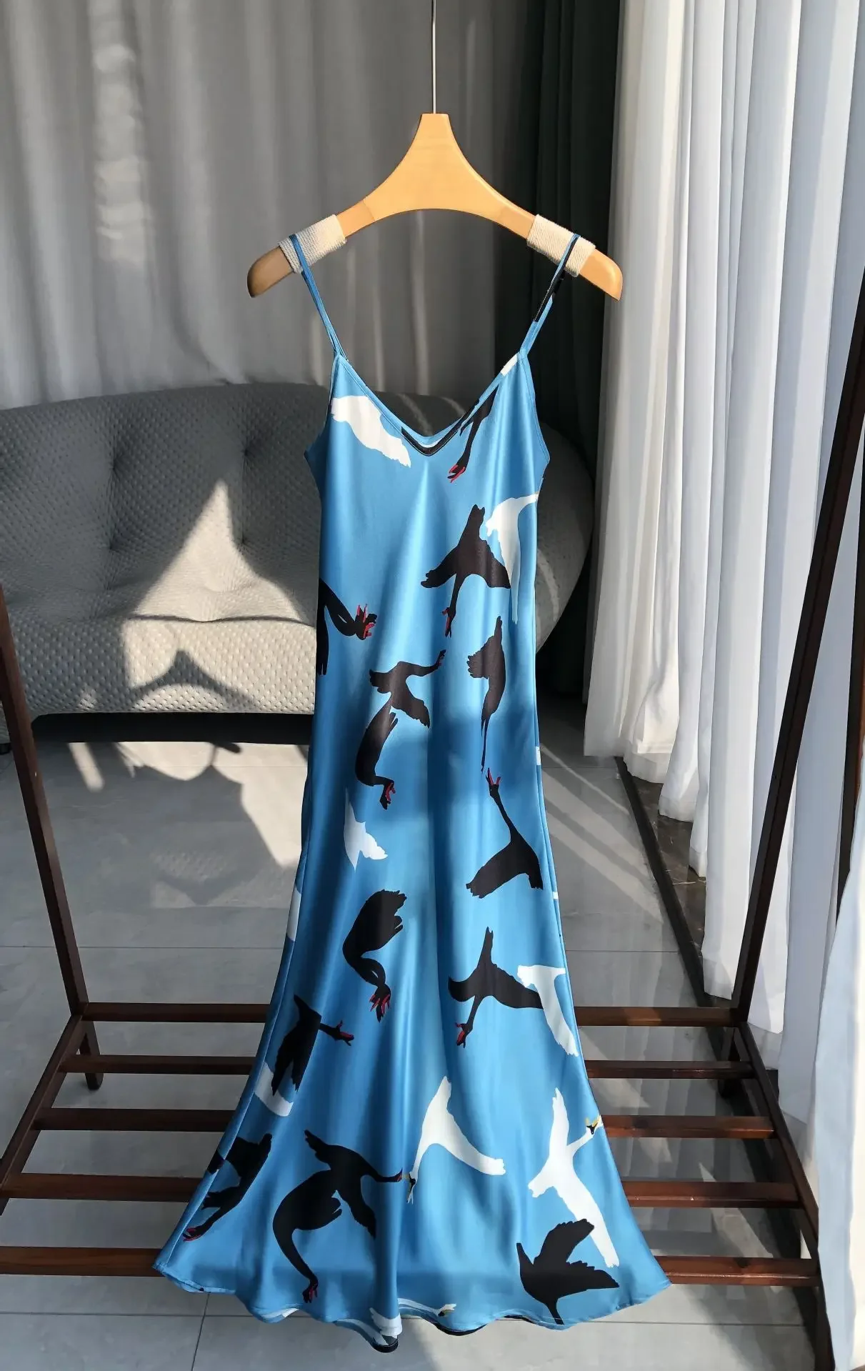 Ciężkie 20mm sukienki z jedwabiu morwowego Niebieski łabędź z nadrukiem Jedwabista sukienka na ramiączkach Czarny motyl Vestido Długa sukienka z jedwabnej satyny z piaskiem