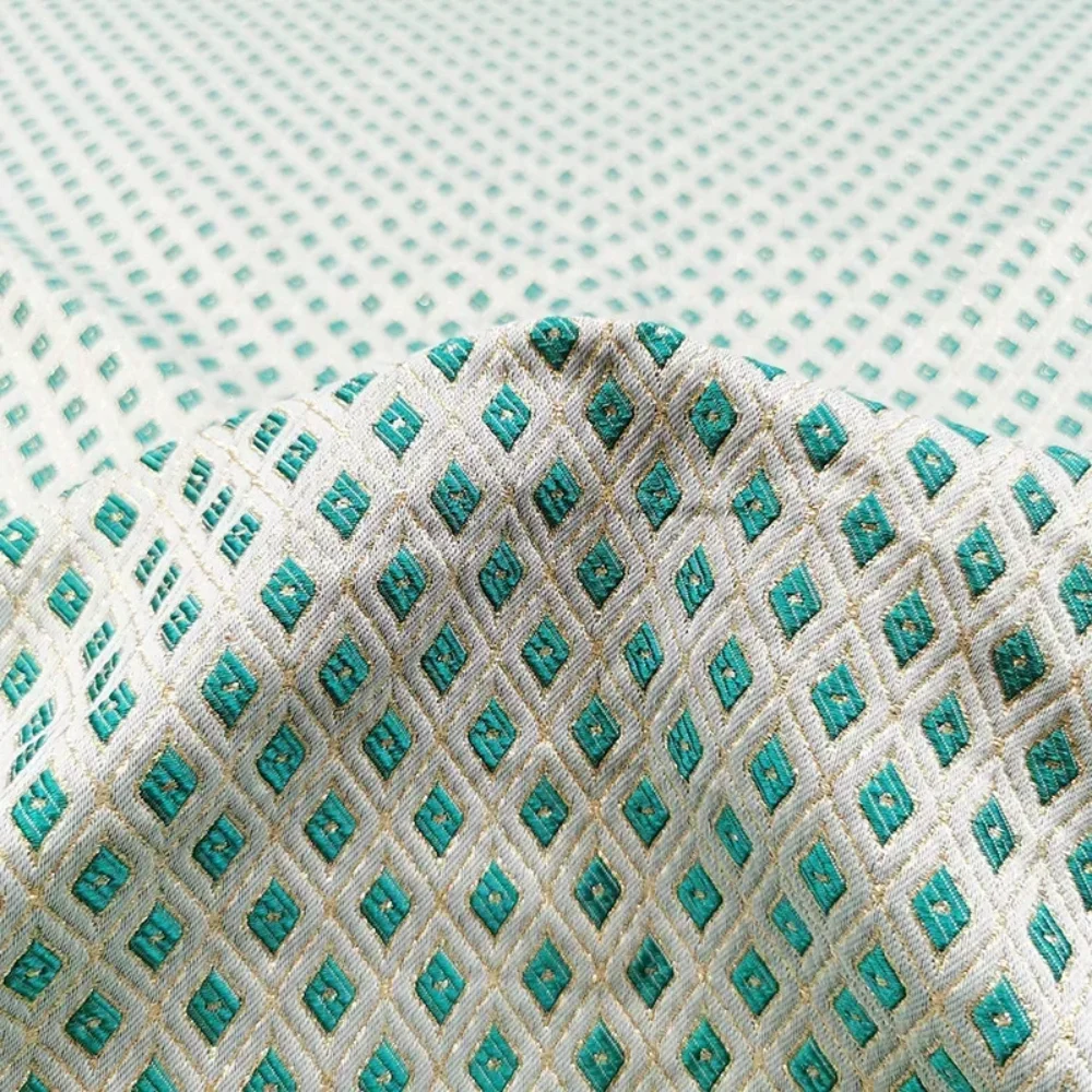 

Жаккардовая парчовая ткань Изумрудное золото с ромбовидным узором Тренч Костюм Платье Ткани Diy Вышивание Модный дизайн Оптовая ткань