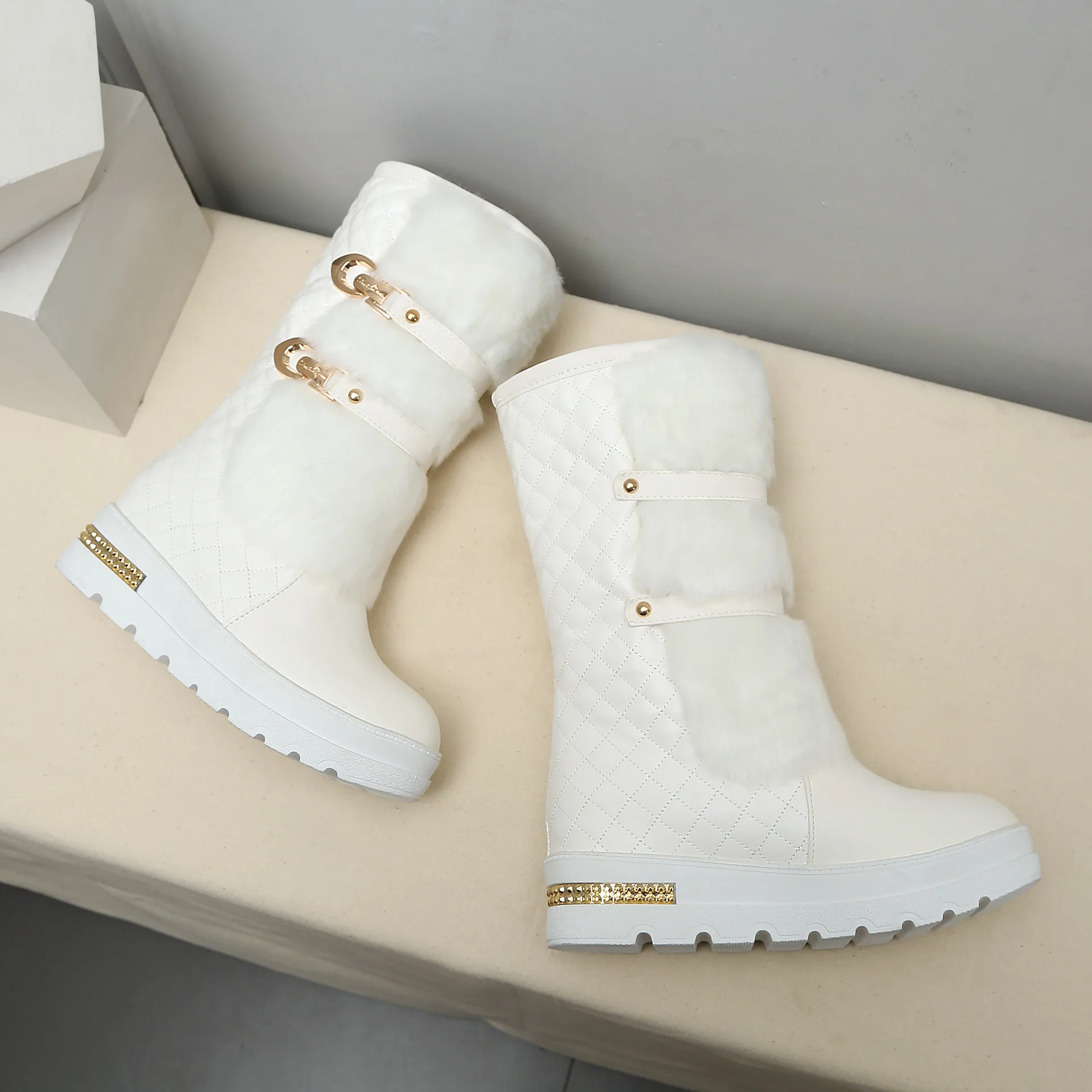 Botas de nieve de invierno para mujer con decoración de Metal a la moda, Botas cálidas de felpa a media pantorrilla de talla grande, zapatos con aumento de altura para mujer