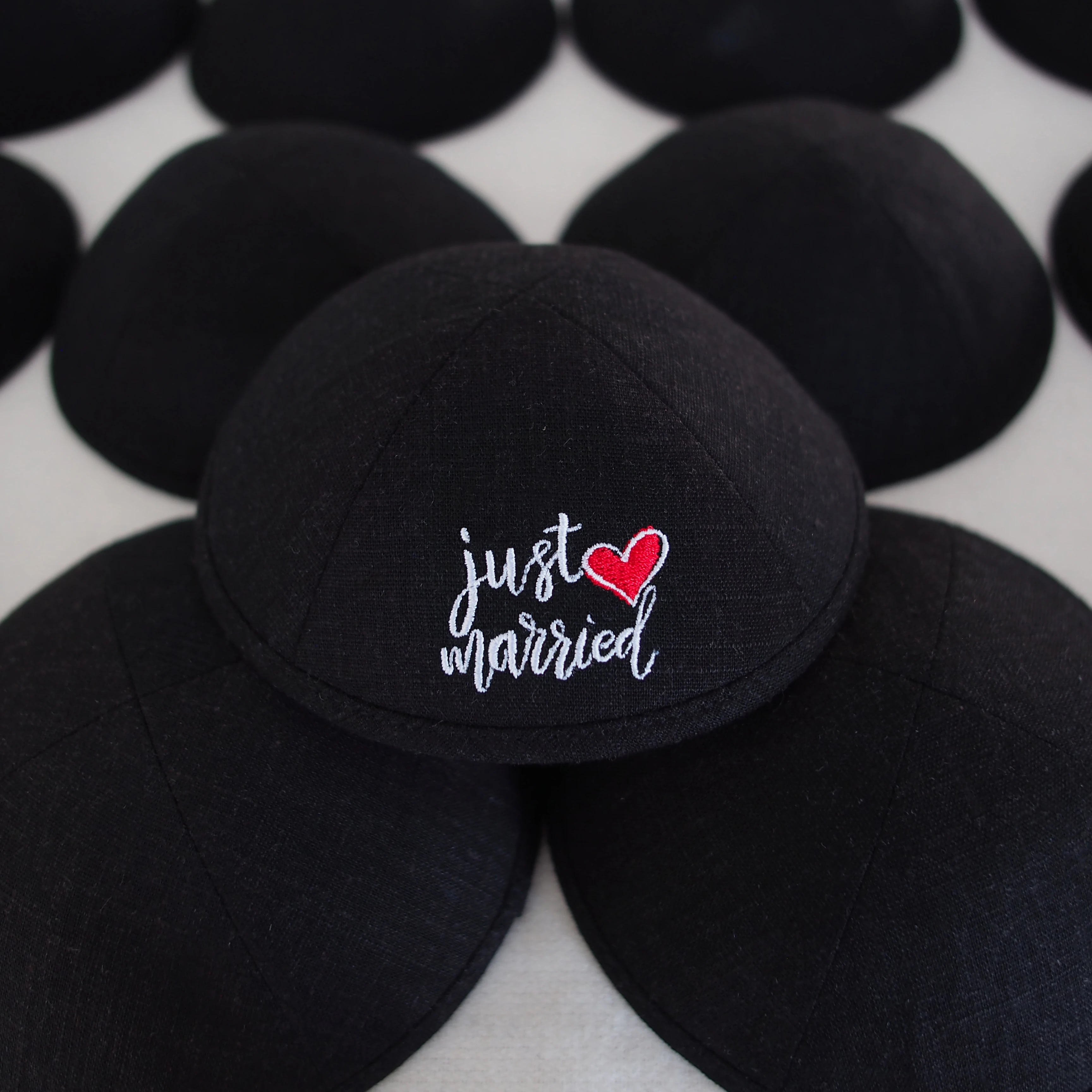 Kippah de lino bordado personalizado negro, Ahava judía, boda o BarBat Mitzvah, Kippah personalizado, regalo judío Yarmulke
