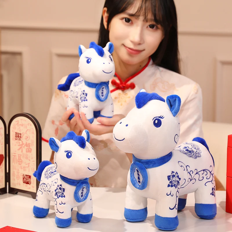 2026 رائجة البيع السنة الجديدة التميمة الحصان ألعاب من نسيج مخملي الأزرق والأبيض الخزف الحصان دمية السنة الجديدة حفلة هدية تبادل هدية ديكور المنزل #1