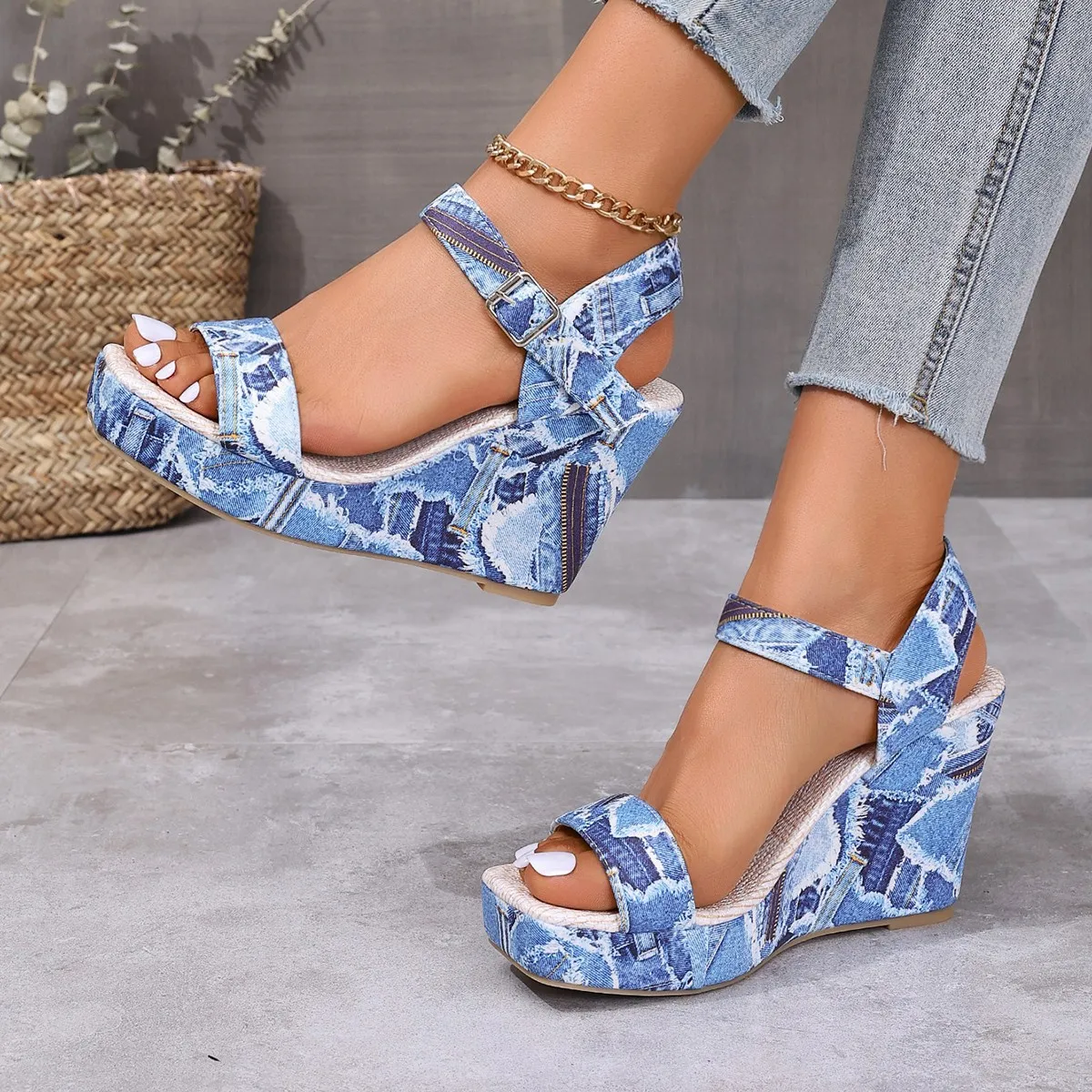 New summer European and American style wedge and open-toe buttoned color-blocked sponge wedge and casual Roman sandals