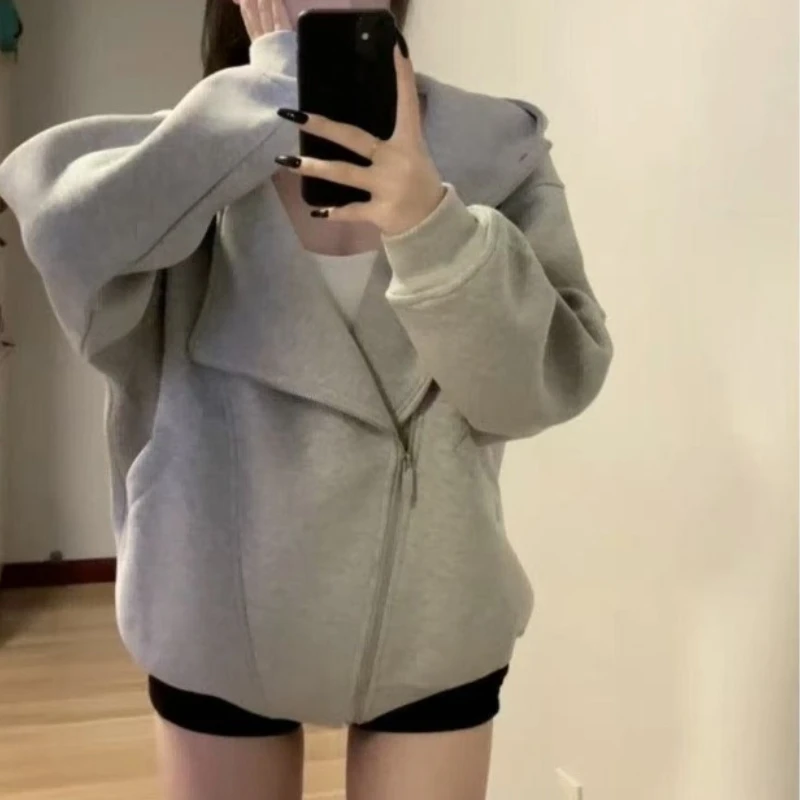 เสื้อฮู้ดดีไซน์สีเทาแบบแพทช์เวิร์ค แฟชั่นฤดูใบไม้ร่วง ทรงหลวมแบบอสมมาตร สไตล์ฮาราจูกุ เสื้อแจ็คเก็ตลำลองแนวสตรีทแวร์ รุ่นใหม่ปี 2025