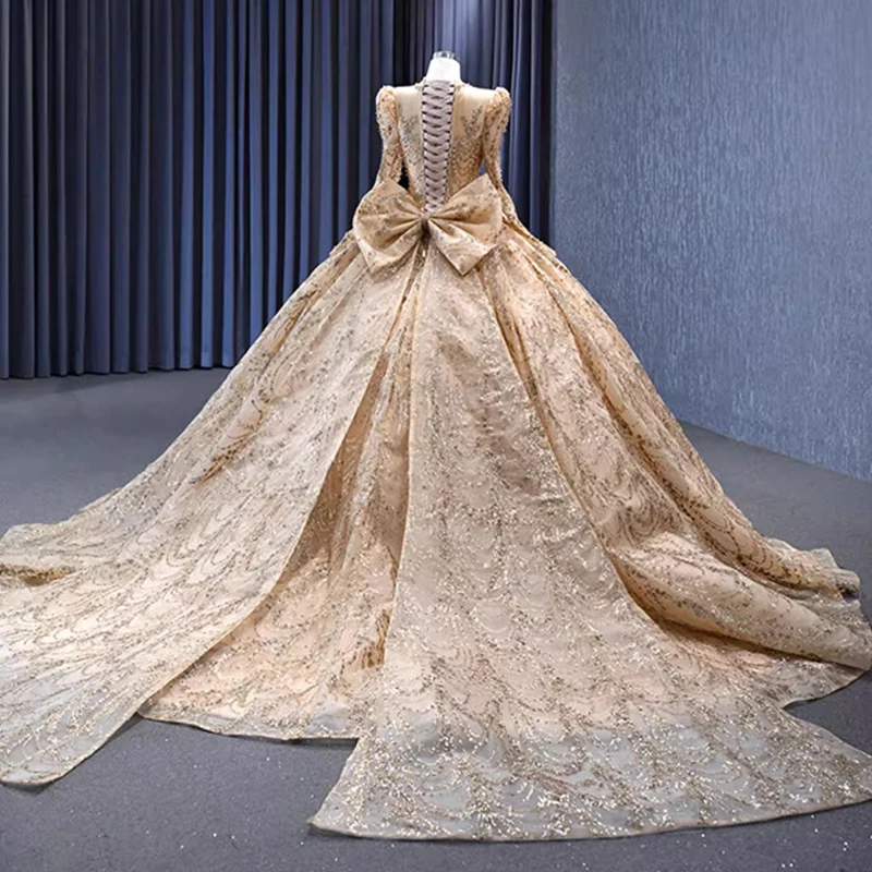 Luxe gouden kanten trouwjurk met lovertjes voor sprookjesbruiloften Bruidsjurk met lange mouwen en V-hals met vloeiende sleep op maat