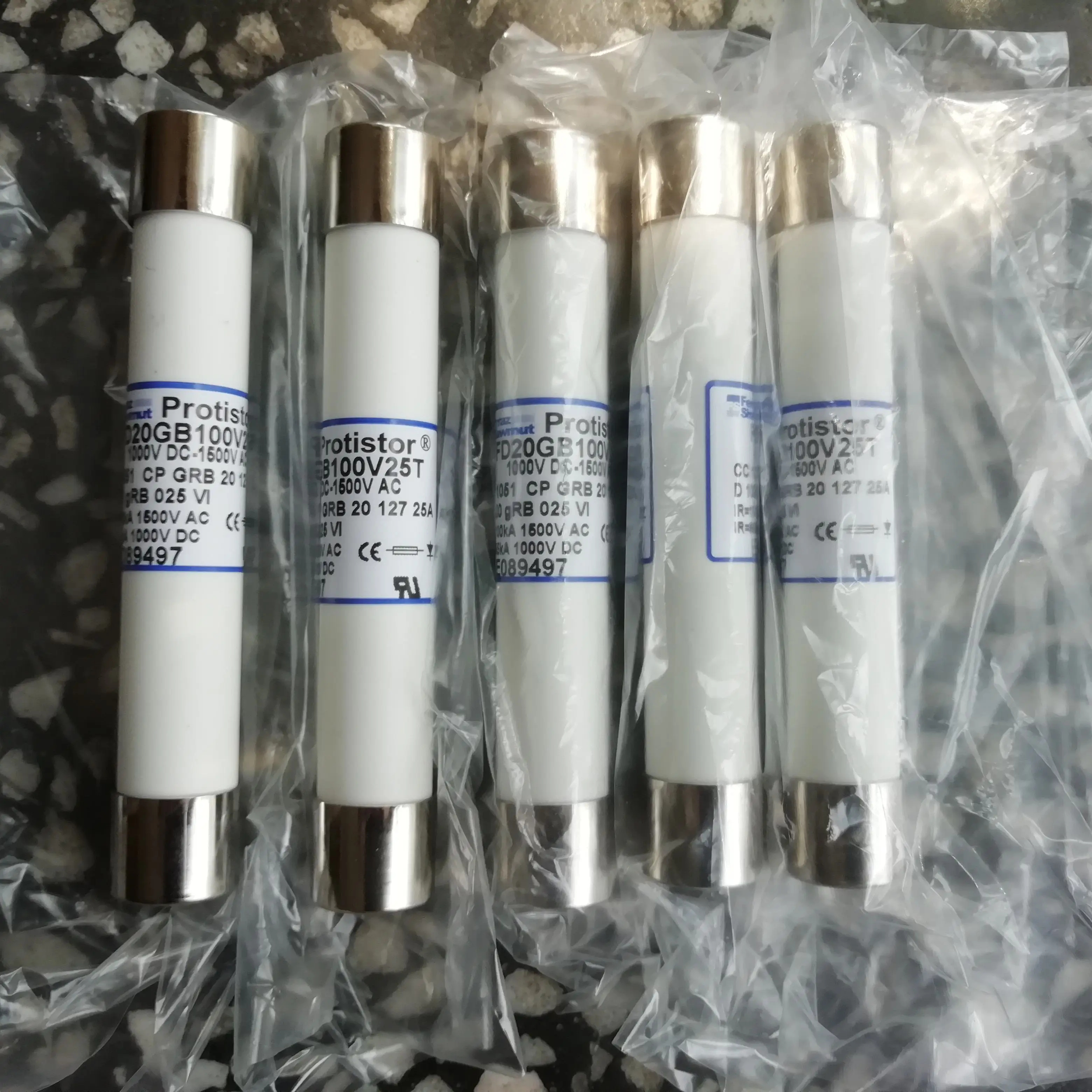 

Fuses: FD20GB100V25T CC1051 CP GRB 20. 127 25 E089497 / FD20GB100V32T F089498 / FD20GB100V125P X095700 aR