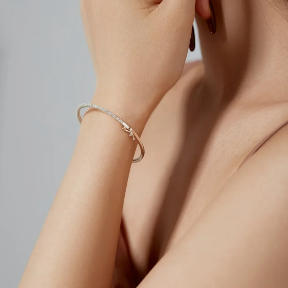 Fashionable and Versatile S925 Silver Bracelet with A Simple Diamond Arrangement Design, Suitable for Business Banquets image 2