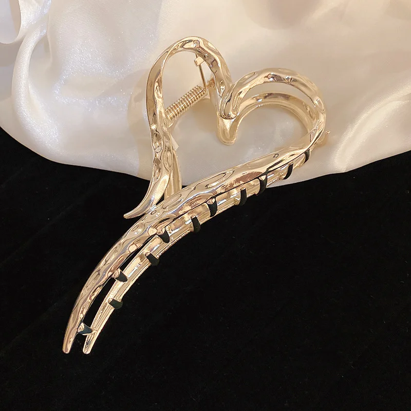 Hollow Love Metal Hair Claw para mulheres, nicho coreano, clipe de tubarão na parte de trás da cabeça, estilo frio, headwear hairpin, acessórios para cabelo feminino