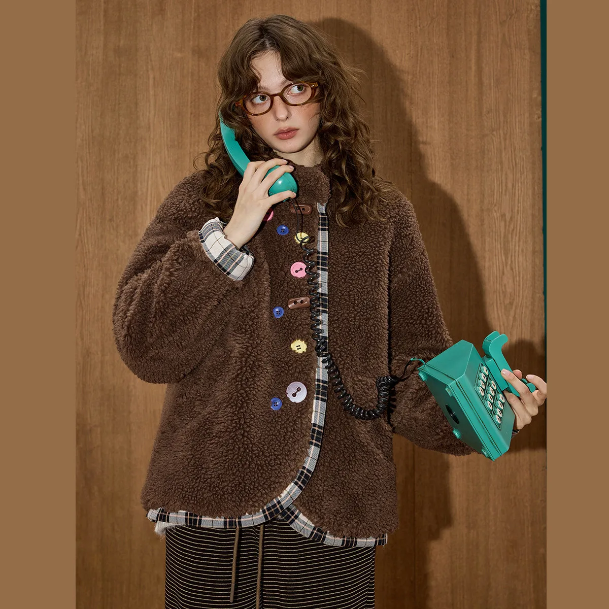 معطف شتوي نسائي لعام 2025 90% من الأسفل معطف منتفخ بأزرار ملونة وبطانة منقوشة سترة مصممة كبيرة الحجم ملابس خارجية فاخرة