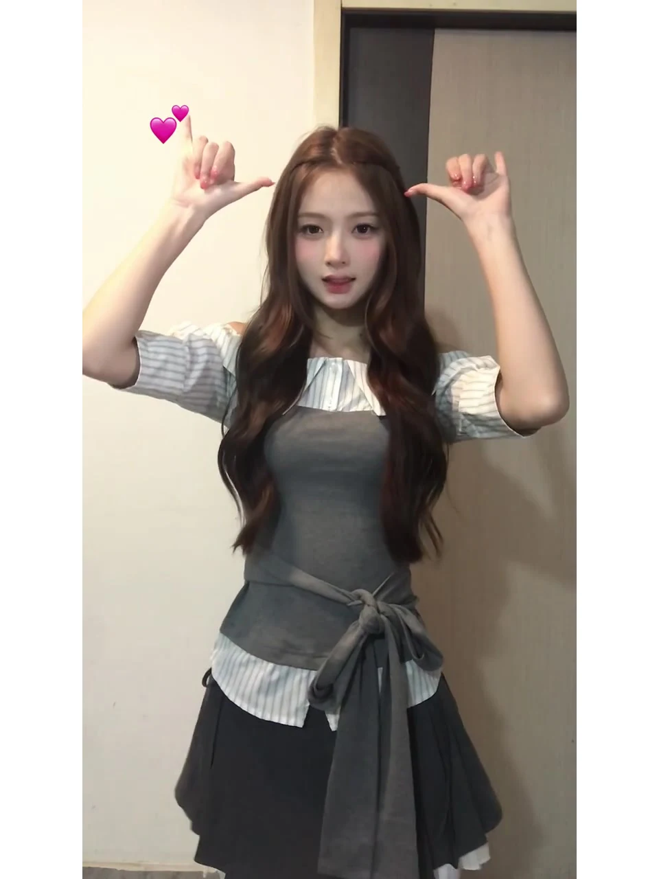 

Korean Sle Spicy Girl Summer New irt Splice ey One oulder Top Pleated Skirt Two Piece Set Women's Faion Ensemble