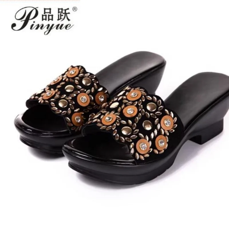 

Женские летние шлепанцы из натуральной кожи на танкетке с модными стразами, размеры 35-42