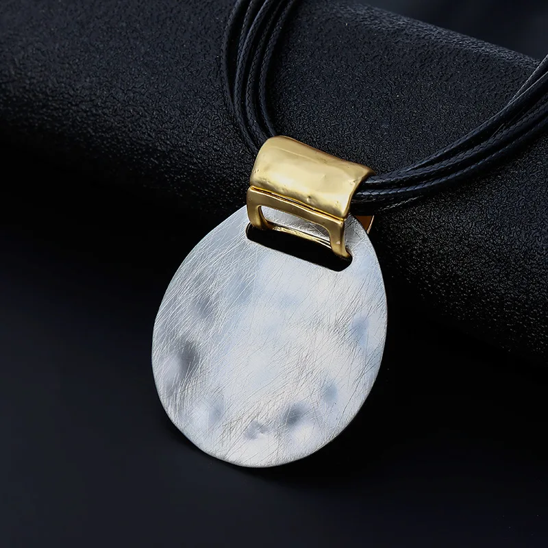 Round Pendant Necklaces for Women Vintage Collars Chains Geometric Luxurious Clavicle Chain Exaggerate Jewelry Christmas Gifts