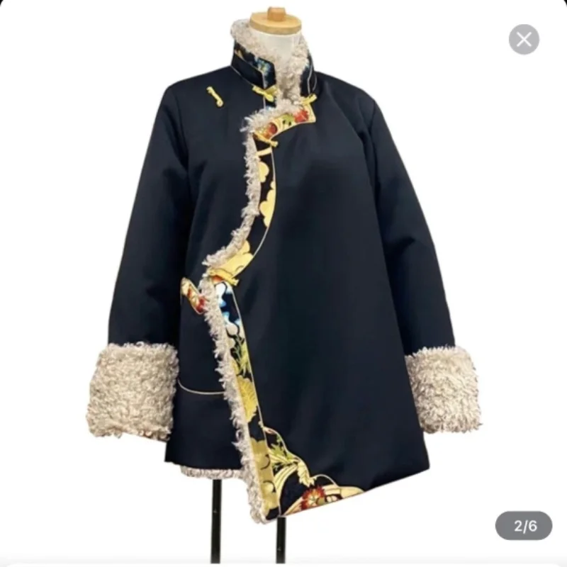 Sowohl tibetische Männer als auch Frauen haben die gleichen Winter-Baumwollkleidung und dicke tibetische Kleidung