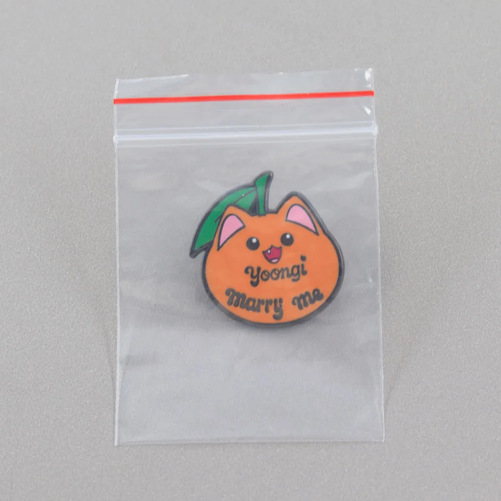 Niedliche orangefarbene Katze Yoongi „Heirate mich“ Emaille-Pin Kpop-Merchandise Fangeschenk Brosche für Rucksack Kleidung Konzert Fanmeet Accessoire – Detail 9