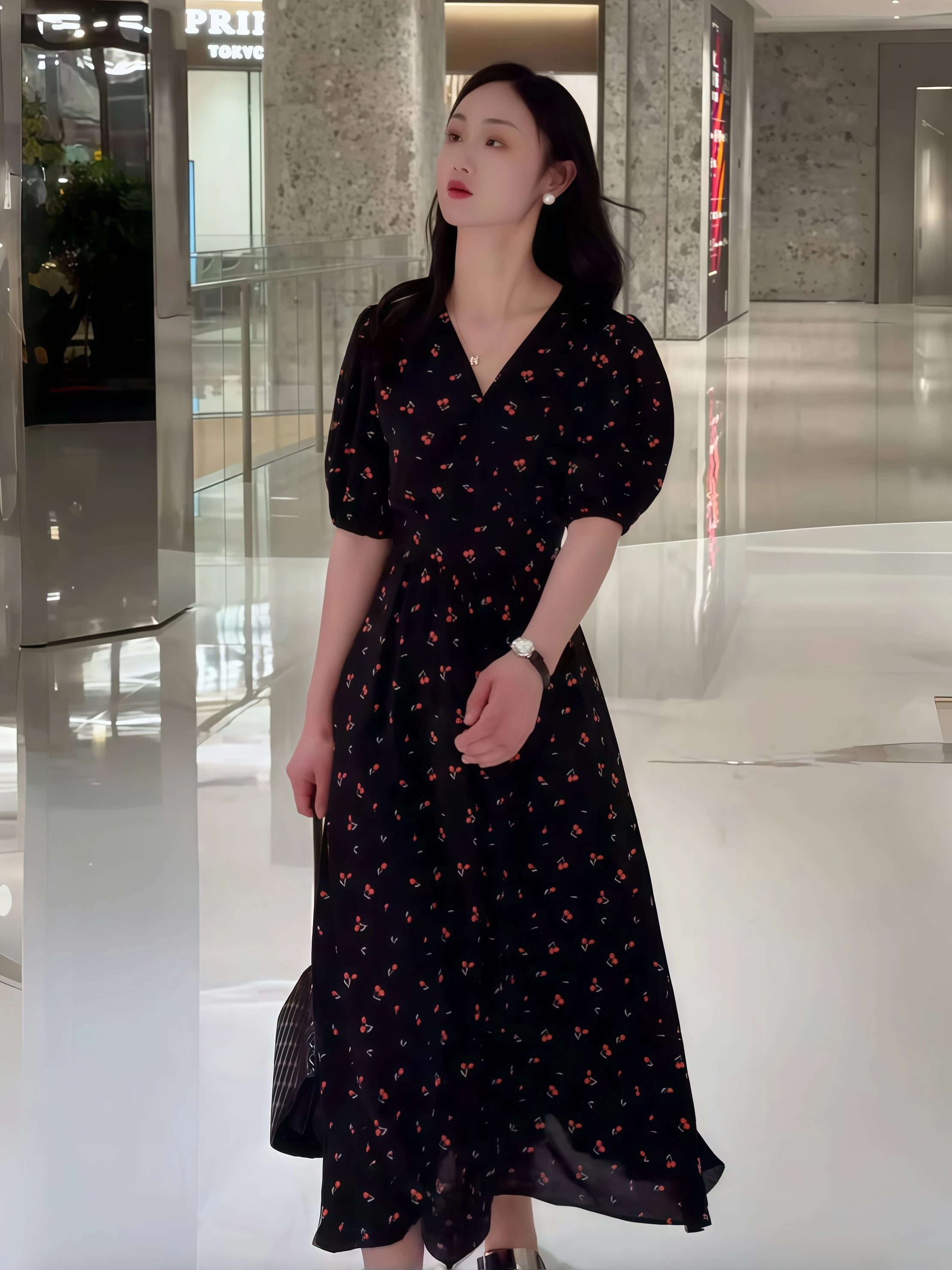 Vestido Floral Preto de Chiffon F com Decote em V Longo e Cintura inada Estilo Hepburn Saia em A Casual para Negócios