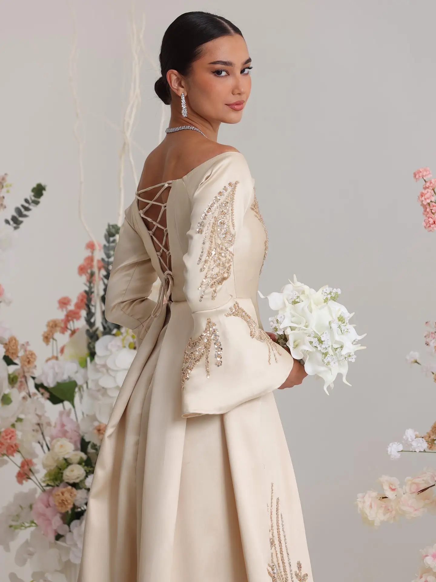 Abito da sposa personalizzato con maniche svasate squisite di lusso champagne, maniche lunghe, spalle scoperte, festa nuziale con paillettes ricamate