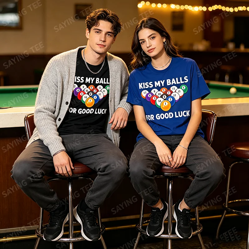 Lustiges Billard-Kunstwerk für Männer und Jungen, Billardliebhaber, Poolspieler T-Shirt, Y2k „Kiss My Balls“ für Glück, T-Shirt mit Spruch für Billardliebhaber – Detail 3