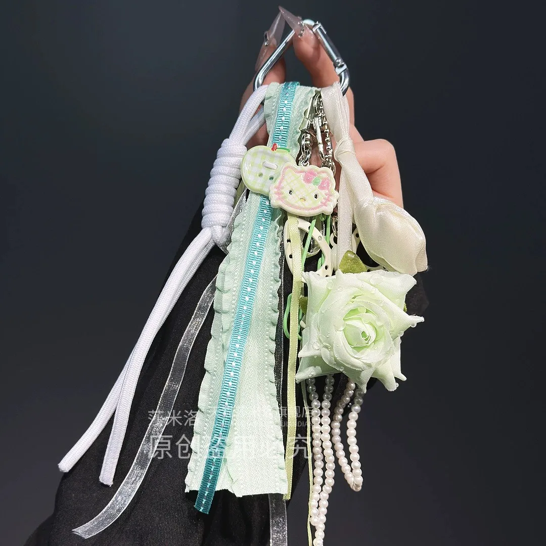 พวงกุญแจคาวาอี้ลายเฮลโลคิตตี้สไตล์ Y2K สำหรับตกแต่งกระเป๋าเป้สะพายหลัง กระเป๋าถือ ของตกแต่ง DIY สำหรับผู้หญิง พร้อมพู่ลูกไม้ลายดอกกุหลาบ