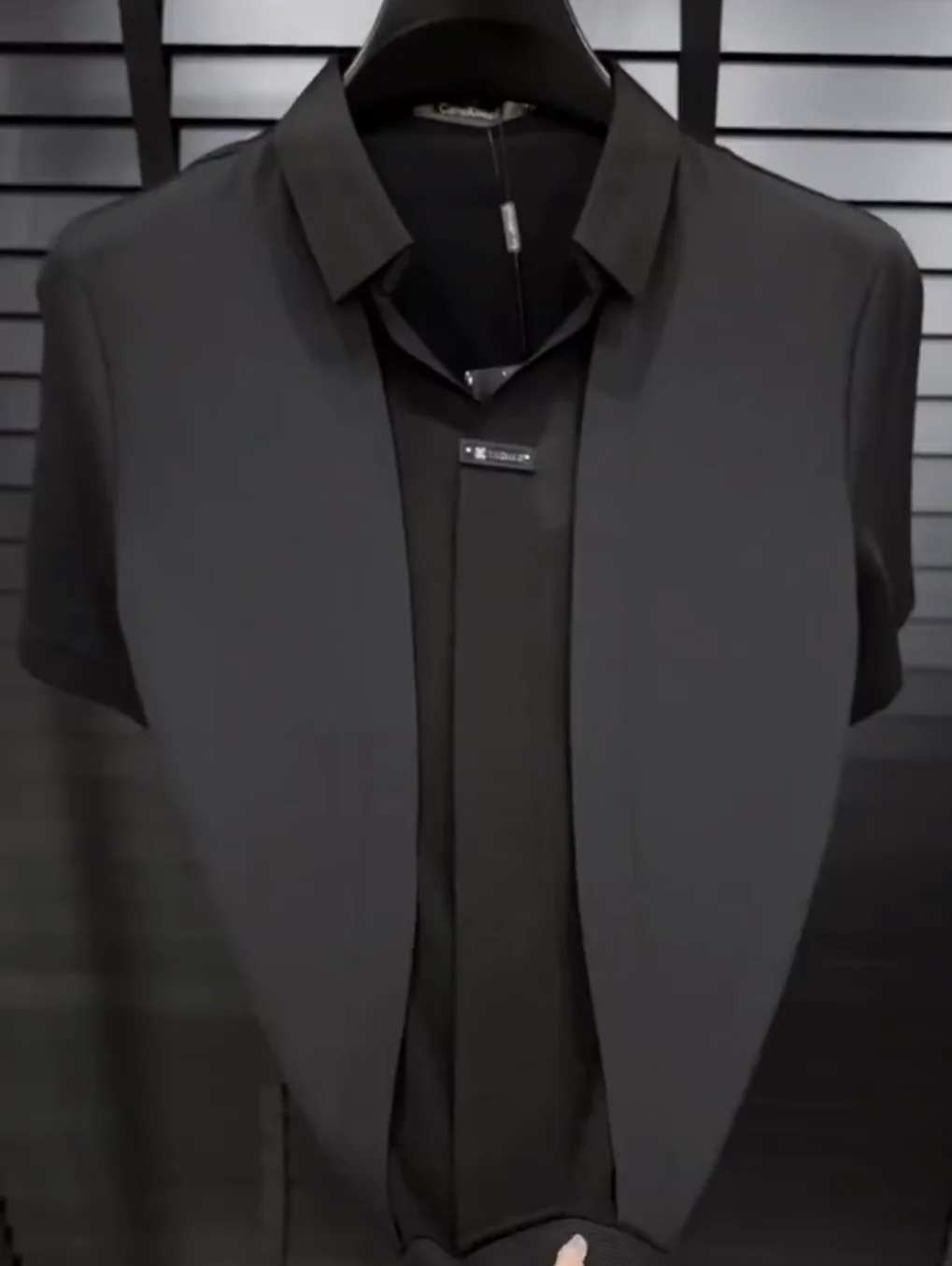 

Летняя новинка: мужская высококачественная дышащая рубашка с воротником, легкая, роскошная, модная, универсальная, повседневная, удобная, трендовая...