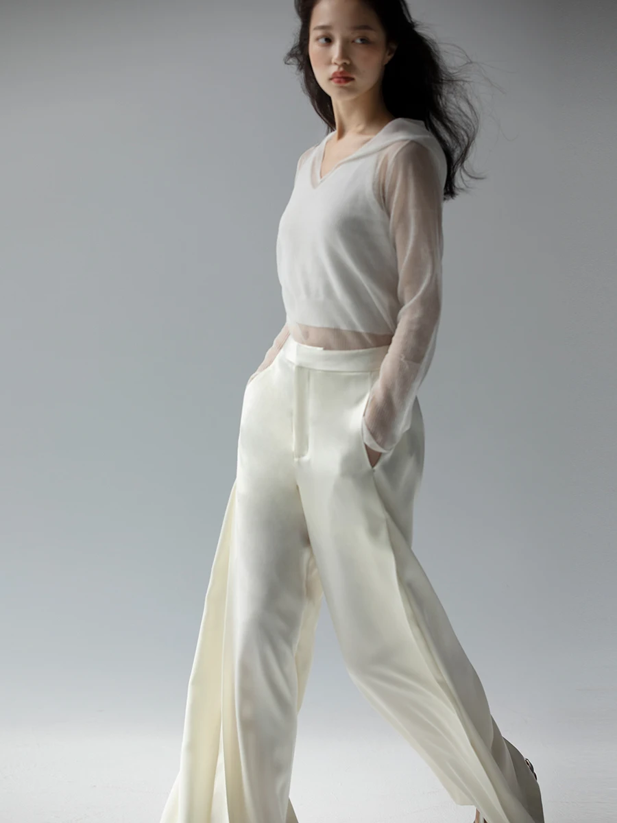 

Прозрачный шелковый вязаный комплект: топ на бретельках и жилет — модный ансамбль для женщин 25-35 лет, весенняя коллекция