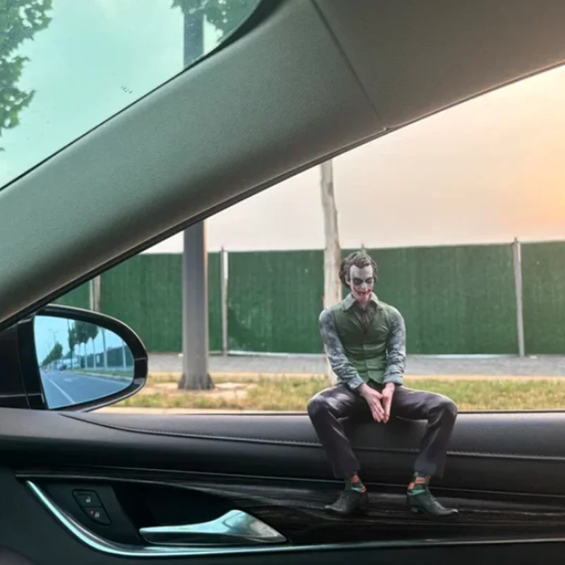 Heath Ledger Doll-posición de sentado de Joker, colgante de cola de techo trasero de coche, hebilla acrílica, adornos de decoración externos, alrededor de 27cm