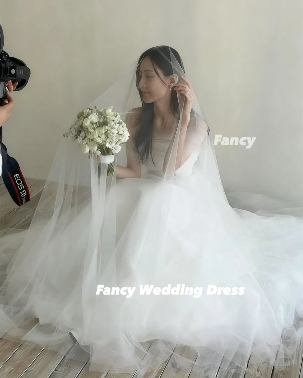 Fancy elegante strapless Korea A-lijn trouwjurken schouder Cape fotoshoot jurk op maat gemaakte gedrapeerde tule bruidsjurk