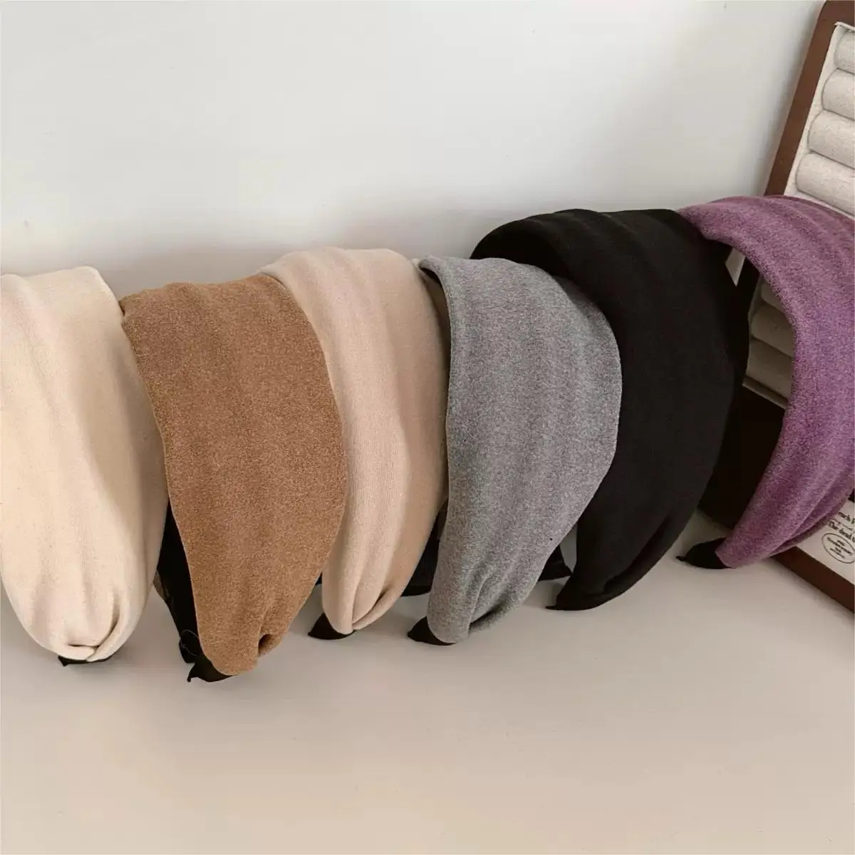Breites Wildleder-Stirnband für Damen im Herbst und Winter – hochwertiges, gepresstes Haar-Stirnband, mehrere Farben erhältlich – Detail 11
