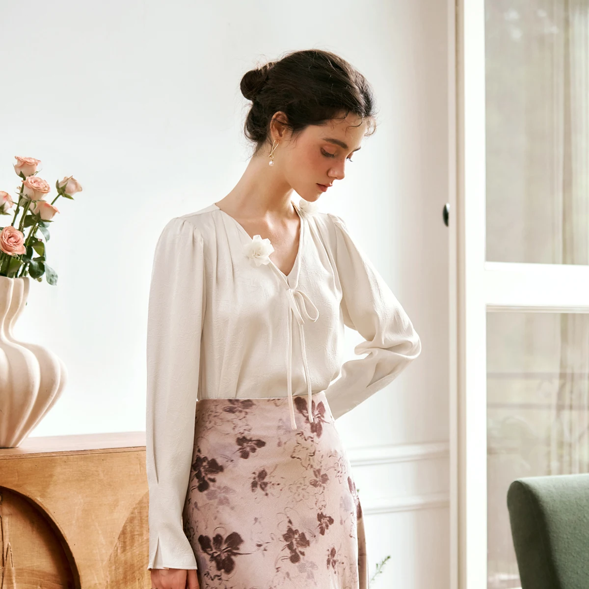 

OLrain Casual Chiffon Women Blouse 2025 Autumn Solid French Lace-up V Neck Floral Puff Sleeve Elegant Folds Shirts N56QC93866