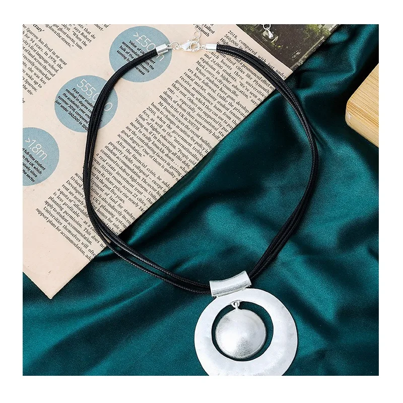 

Accessories Popular for High-end Autumn and Winter Fashion Pendants Geometric Round Women's Short Necklaces