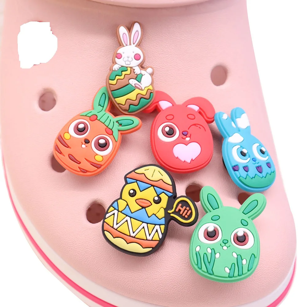 Mistura de desenhos animados do pvc kawaii, 50pcs, coelho colorido, galinha, ovos, presente da Páscoa feliz, encantos da sapata, decorações para a pulseira, presente do feriado