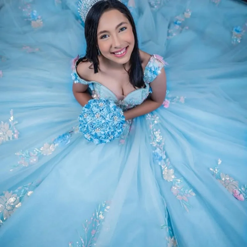 Robe Quinceanera bleu ciel, épaules dénudées, dentelle superposée, paillettes, fleur, décalcomanie, nœud, robes de 15 Quinceanera ﻿ Personnalisé