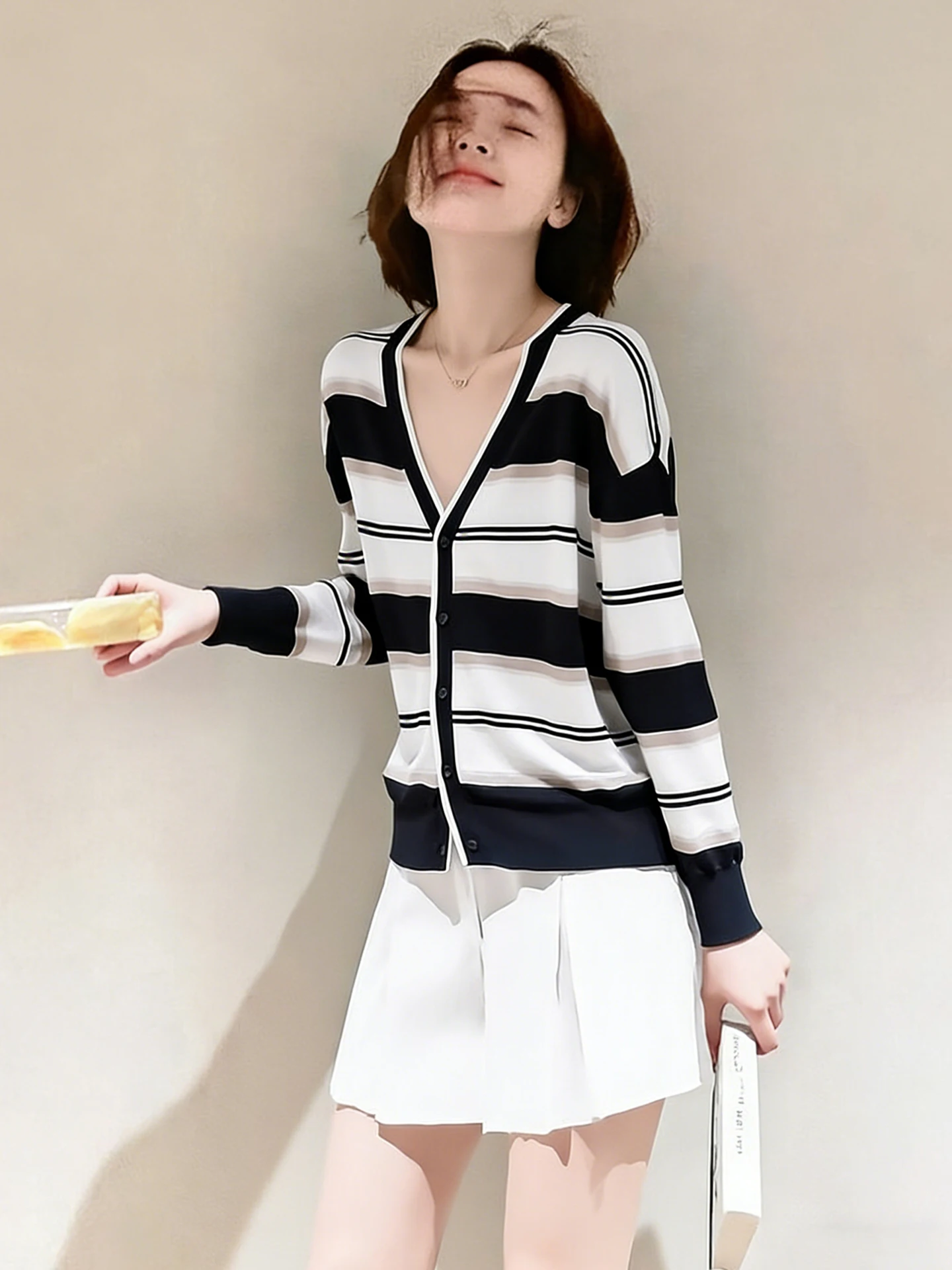 

Elegant V-Neck Striped Long Sleeve Knitwear Spring Fashion Lightweight Slimming Top Women's Soft Comfortable Cardigan