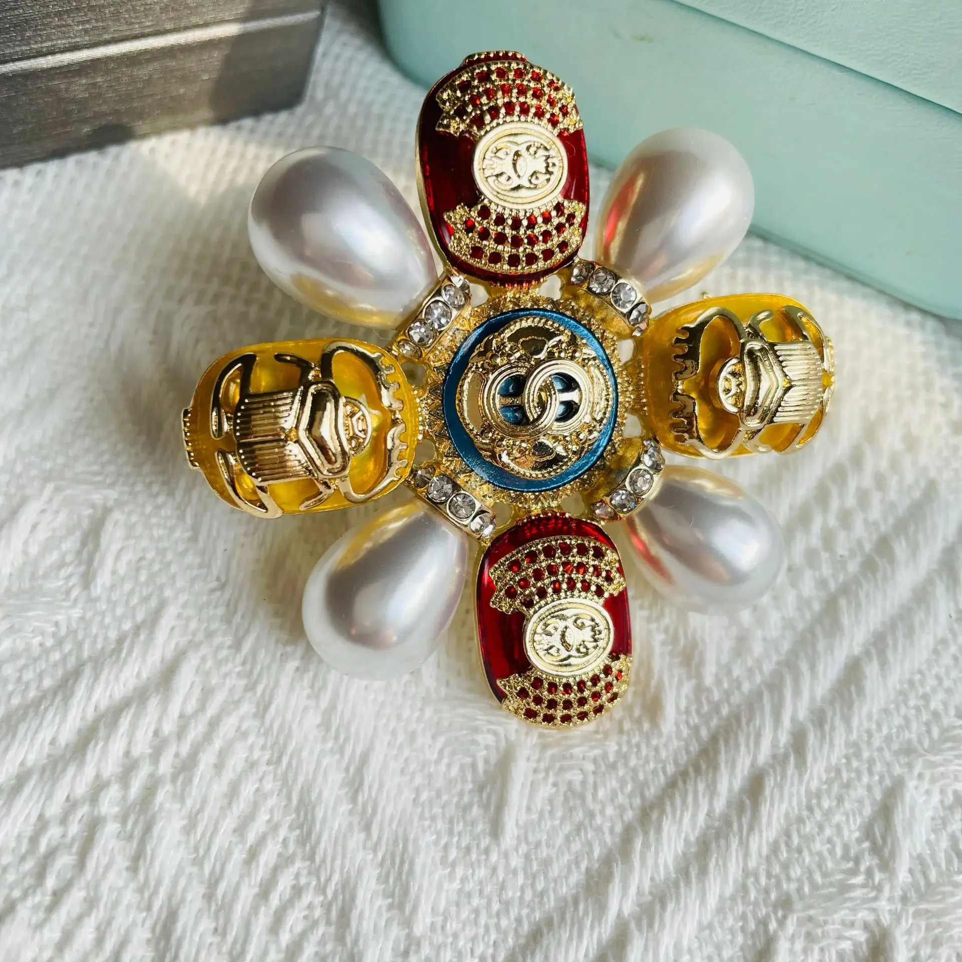 Famous Luxury Brand Designer Brooch Elegant Big Pearl Jewelry Brooches Pins Broach for Women Sweater Dress Badges