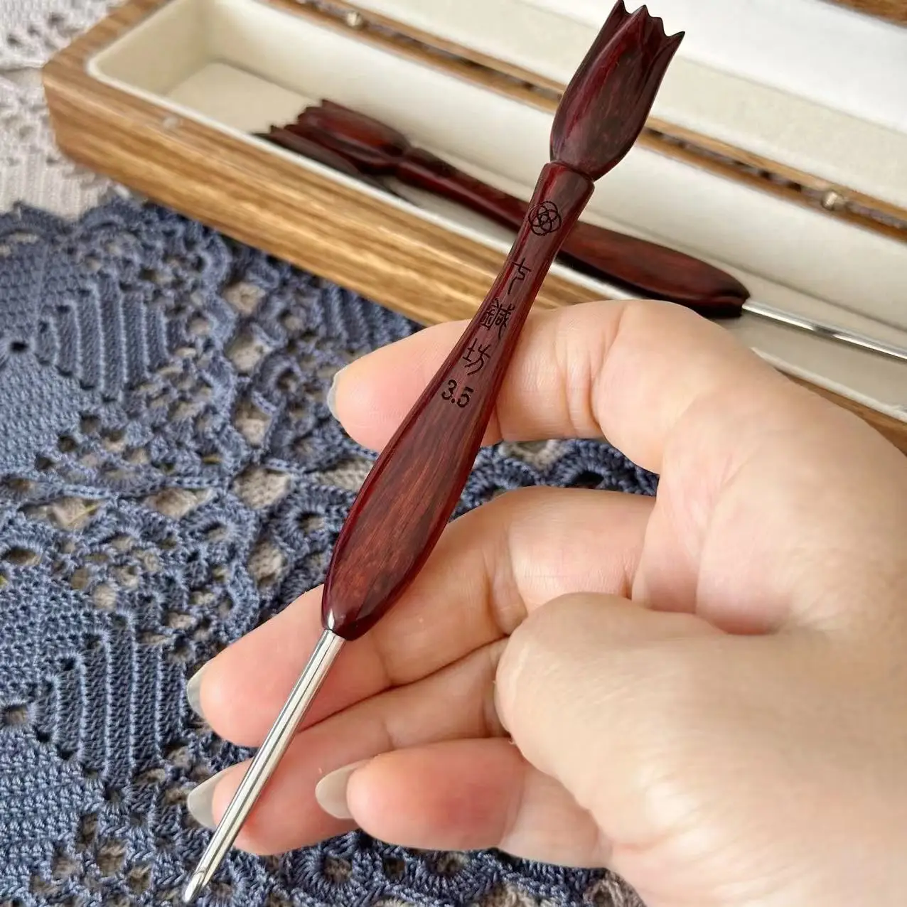 

Seven Needles Square Blood Sandalwood Tulip Micro Hook Finished Crochet Pure Handmade Wool Knitting Tool 0.3 0.6 0.7mm