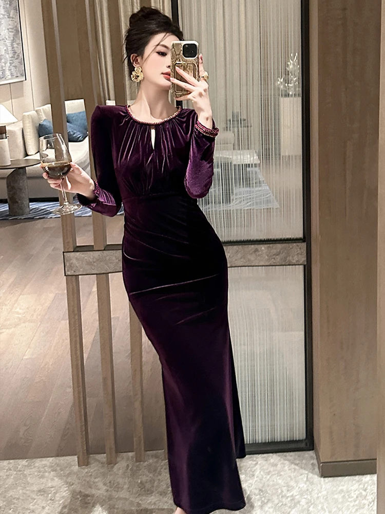 Sukienka damska aksamitna czarna fioletowa z dekoltem okrągłym, dopasowana, midi, typu rybka, elegancka, modna, na imprezę, bal, vestidos, robe, na formalną okazję.