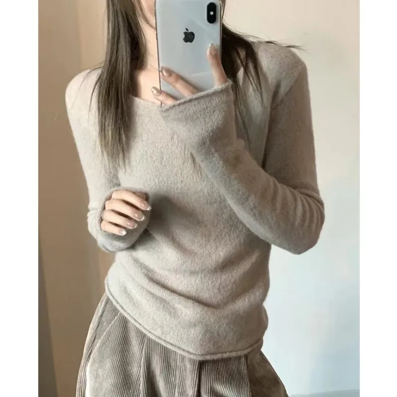 

A versatile thin round-neck pure cashmere knitted base layer for women, paired with a sweater pullover and long-sleeved wool