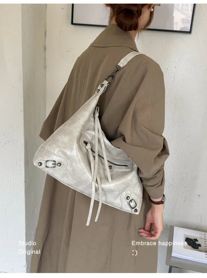 CEEKAY Damen Hobo-Tasche, Schwarz, Glänzendes PU-Leder, Große Schulterhandtasche mit Reißverschluss-Detail, für den täglichen Arbeitsweg, Casual, Minimalistisch – Detail 13