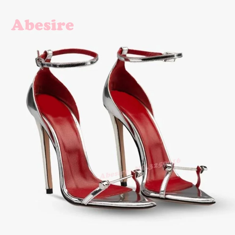 

Серебряные сандалии с металлической пряжкой, женские сандалии на шпильке с острым носком и ремешком на щиколотке, Новое поступление 2025, глянцевая обувь из лакированной кожи