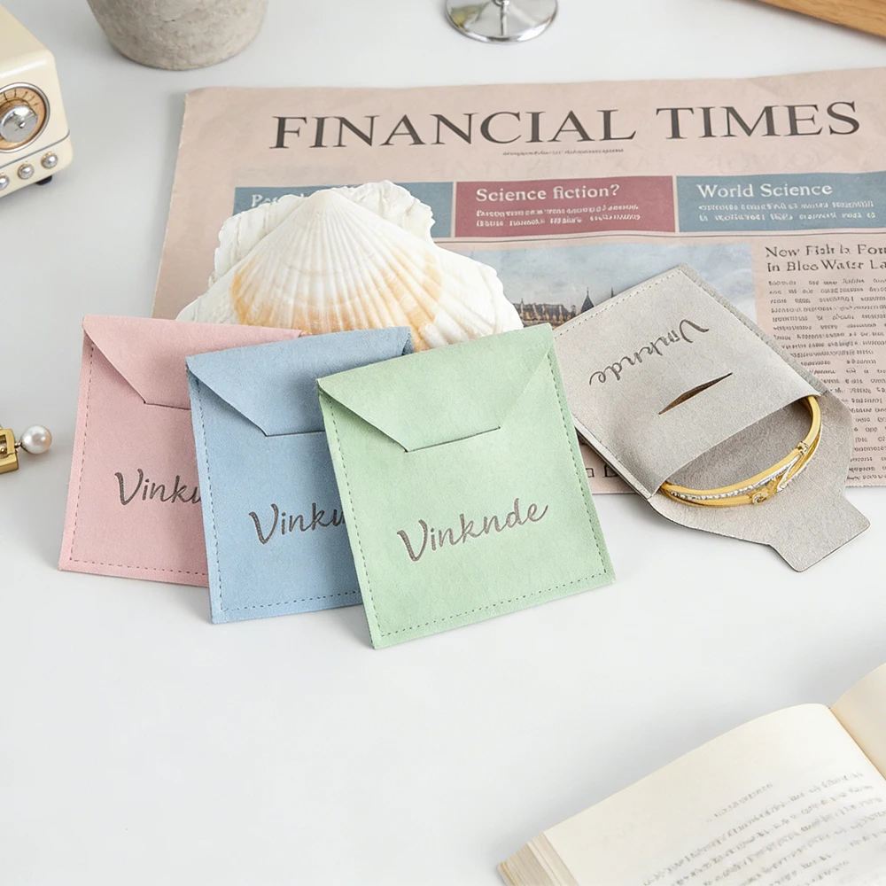 

50 шт./лот, сумка для ювелирных изделий из микрофибры на заказ, конверт, замшевая сумка для конфет, путешествия, свадебный подарок, органайзер, мешок для хранения с возможностью печати логотипа